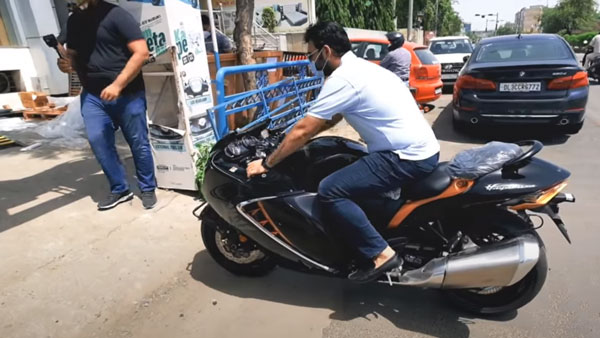 2021 Suzuki Hayabusa Unboxing: नई सुजुकी हायाबुसा पहुंची डीलरशिप, वीडियो में देखें कैसा है नया मॉडल