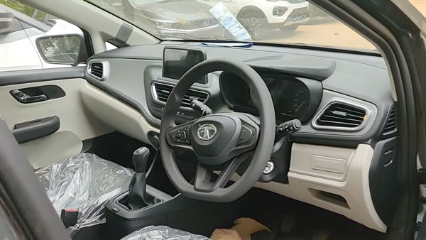 Tata Altroz Touchscreen Buttons Removed: टाटा अल्ट्रोज से टचस्क्रीन बटन हटाए गये, अपडेटेड मॉडल पहुंची शोरूम
