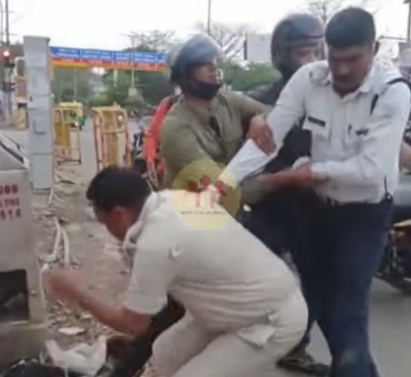 Corona Curfew में क्यों एक पुलिसकर्मी, Traffic Constable से करने लगा मारपीट? वीडियो हो रहा वायरल Corona Curfew में क्यों एक पुलिसकर्मी, Traffic Constable से करने लगा मारपीट? वीडियो हो रहा वायरल