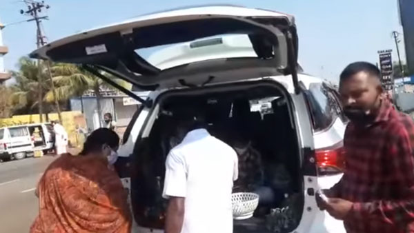 नई-जनरेशन Toyota Fortuner का इस्तेमाल सब्जी बेचने के लिए, कभी देखा है आपने नई-जनरेशन Toyota Fortuner का इस्तेमाल सब्जी बेचने के लिए, कभी देखा है आपने