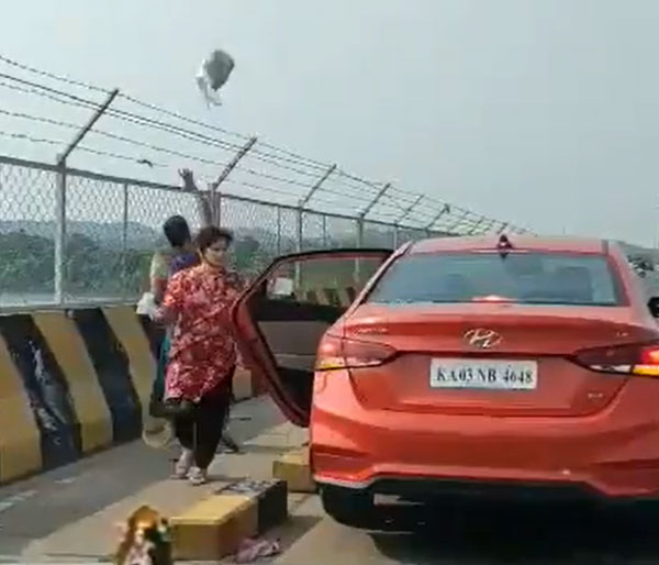 महिला ने कार से नदी में फेंका कचरा, सोशल मीडिया पर वीडियो वायरल हुआ तो पुलिस ने लिया एक्शन