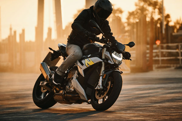 BMW S 1000 R भारत में हुई लाॅन्च, जानें कीमत, फीचर्स से जुड़ी सभी जानकारियां