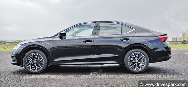 2021 Skoda Octavia Review In Hindi: नई स्कोडा ऑक्टाविया रिव्यू: डिजाईन, फीचर्स, इंजन, परफॉर्मेंस, हैंडलिंग जानकारी