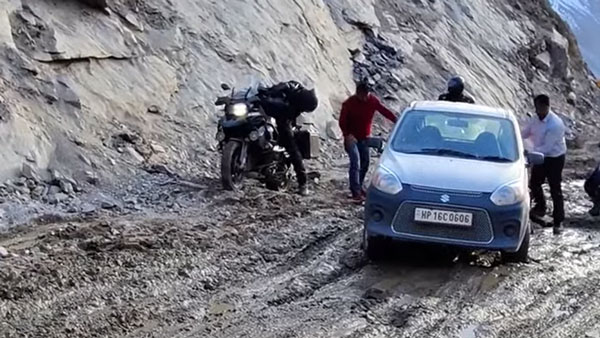 रोड ट्रिप के दौरान पहाड़ी इलाके के कीचड़ में फंसी BMW 1250 GS बाइक, जानें कैसे आई बाहर