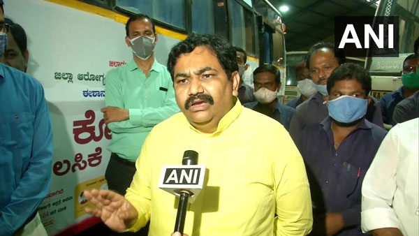 Karnataka ट्रांसपोर्ट ने दो बसों को Covid Vaccination Center में किया तब्दील, देखें तस्वीरें Karnataka ट्रांसपोर्ट ने दो बसों को Covid Vaccination Center में किया तब्दील, देखें तस्वीरें