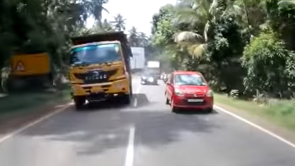 Overtaking में दो डम्परों के बीच दबने से बची Maruti Alto हैचबैक, वीडियो देख दहल जाएगा दिल Overtaking में दो डम्परों के बीच दबने से बची Maruti Alto हैचबैक, वीडियो देख दहल जाएगा दिल