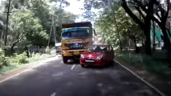 Overtaking में दो डम्परों के बीच दबने से बची Maruti Alto हैचबैक, वीडियो देख दहल जाएगा दिल Overtaking में दो डम्परों के बीच दबने से बची Maruti Alto हैचबैक, वीडियो देख दहल जाएगा दिल