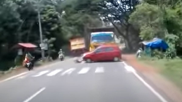 Overtaking में दो डम्परों के बीच दबने से बची Maruti Alto हैचबैक, वीडियो देख दहल जाएगा दिल Overtaking में दो डम्परों के बीच दबने से बची Maruti Alto हैचबैक, वीडियो देख दहल जाएगा दिल