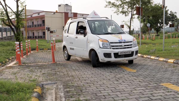 दिल्ली आरटीओ ने ड्राइविंग टेस्ट स्लाॅट की बुकिंग 50% घटाई