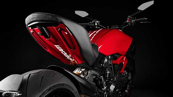 Ducati Panigale V4 and Diavel 1260 BS6 Launched: डुकाटी Panigale V4 और Diavel 1260 भारत में हुई लॉन्च, बुकिंग शुरू, जानें कीमत व डिलीवरी के बारें में