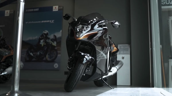 ये है देश की पहली महिला जिसने खरीदी 2021 Suzuki Hayabusa, डिलीवरी का वीडियो आया सामने