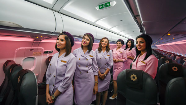 रोडवेज बसों की तरह क्या Airplanes के Flight Attendants भी मुफ्त में यात्रा करते हैं? जानिए यहां