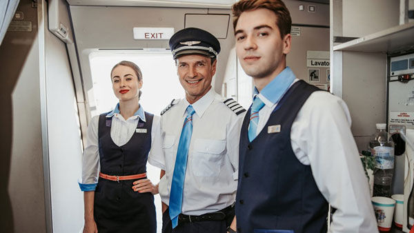 रोडवेज बसों की तरह क्या Airplanes के Flight Attendants भी मुफ्त में यात्रा करते हैं? जानिए यहां