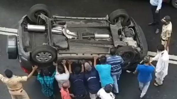 सड़क पर छत के बल पलटी फोर्ड एसयूवी, लोगों ने धक्का देकर किया सीधा, देखें वायरल वीडियो सड़क पर छत के बल पलटी फोर्ड एसयूवी, लोगों ने धक्का देकर किया सीधा, देखें वायरल वीडियो