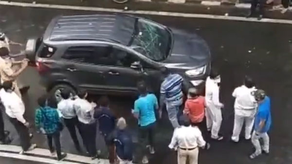 सड़क पर छत के बल पलटी फोर्ड एसयूवी, लोगों ने धक्का देकर किया सीधा, देखें वायरल वीडियो सड़क पर छत के बल पलटी फोर्ड एसयूवी, लोगों ने धक्का देकर किया सीधा, देखें वायरल वीडियो