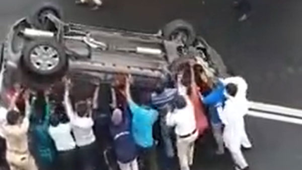 सड़क पर छत के बल पलटी फोर्ड एसयूवी, लोगों ने धक्का देकर किया सीधा, देखें वायरल वीडियो सड़क पर छत के बल पलटी फोर्ड एसयूवी, लोगों ने धक्का देकर किया सीधा, देखें वायरल वीडियो