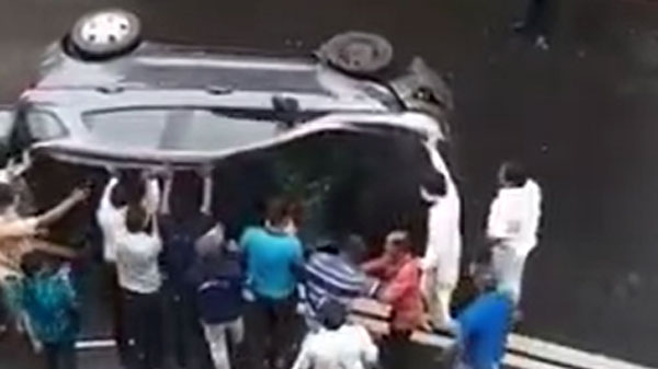 सड़क पर छत के बल पलटी फोर्ड एसयूवी, लोगों ने धक्का देकर किया सीधा, देखें वायरल वीडियो सड़क पर छत के बल पलटी फोर्ड एसयूवी, लोगों ने धक्का देकर किया सीधा, देखें वायरल वीडियो