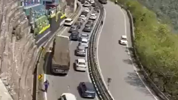 हिमाचल में प्रवेश करने के लिए लगी हजारों वाहनों की कतार, जाम का वीडियो हुआ वायरल हिमाचल में प्रवेश करने के लिए लगी हजारों वाहनों की कतार, जाम का वीडियो हुआ वायरल