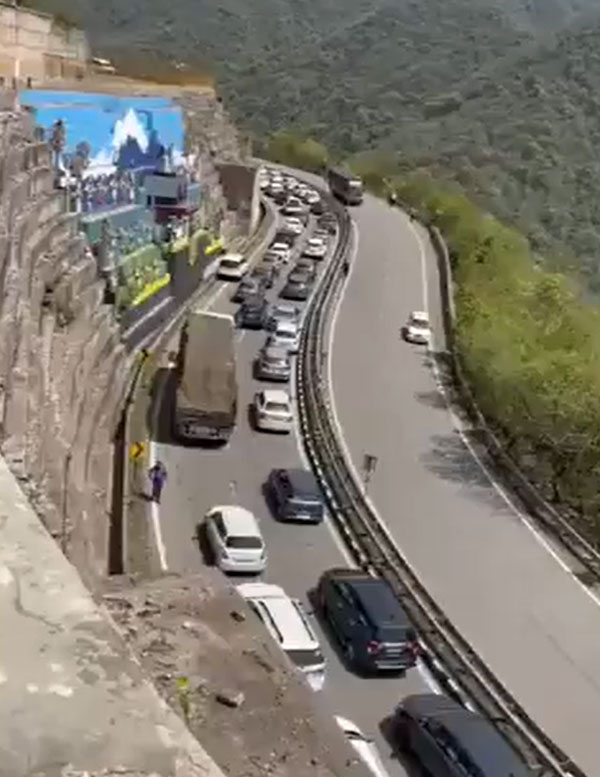 हिमाचल में प्रवेश करने के लिए लगी हजारों वाहनों की कतार, जाम का वीडियो हुआ वायरल हिमाचल में प्रवेश करने के लिए लगी हजारों वाहनों की कतार, जाम का वीडियो हुआ वायरल