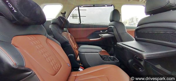 Hyundai Alcazar Review: हुंडई अल्काजार रिव्यू: फीचर्स, ड्राइविंग, माइलेज, इंजन, डिजाईन, सीटिंग जानकारी