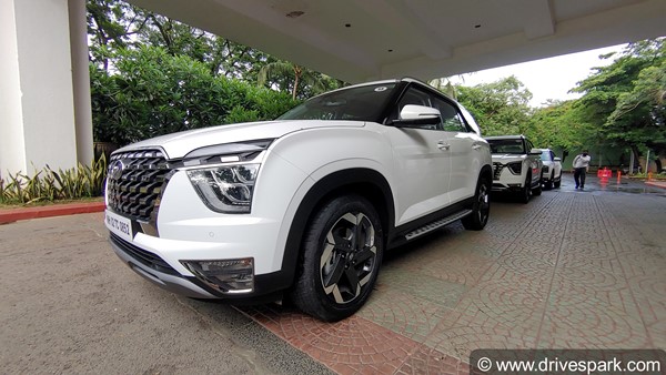 Hyundai Alcazar Review: हुंडई अल्काजार रिव्यू: फीचर्स, ड्राइविंग, माइलेज, इंजन, डिजाईन, सीटिंग जानकारी