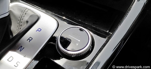 Hyundai Alcazar Review: हुंडई अल्काजार रिव्यू: फीचर्स, ड्राइविंग, माइलेज, इंजन, डिजाईन, सीटिंग जानकारी