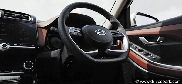 Hyundai Alcazar Review: हुंडई अल्काजार रिव्यू: फीचर्स, ड्राइविंग, माइलेज, इंजन, डिजाईन, सीटिंग जानकारी