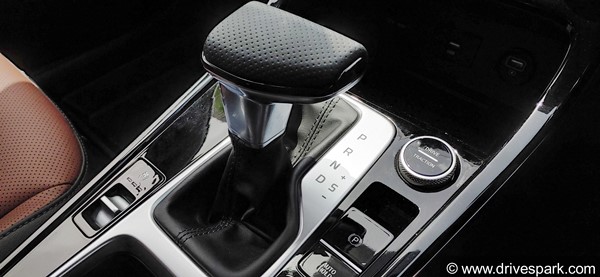 Hyundai Alcazar Review: हुंडई अल्काजार रिव्यू: फीचर्स, ड्राइविंग, माइलेज, इंजन, डिजाईन, सीटिंग जानकारी