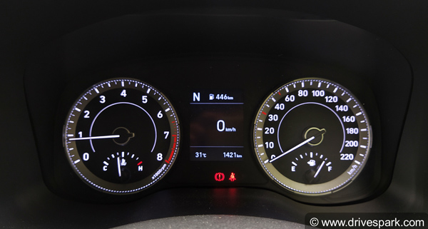 Hyundai Venue Petrol Variant Explained: हुंडई वेन्यू पेट्रोल वैरिएंट: जानें फीचर्स, कीमत, इंजन, रंग जानकारी