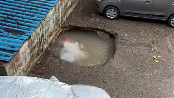 देखते ही देखते जमीन के अंदर समा गई पूरी कार, देखें मुंबई की घटना का हैरान करने वाला वीडियो