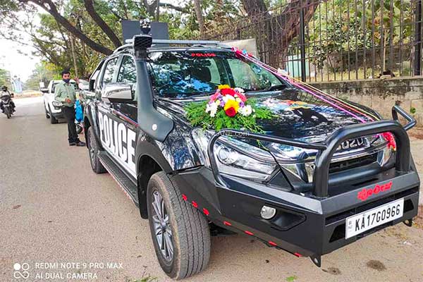 Karnataka Police New Car: कर्नाटक पुलिस ने अपने बेड़े में शामिल की यह इसुजु डी-मैक्स वी-क्रॉस पिकअप, किया गया है मॉडिफाई