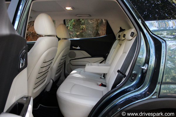 Mahindra XUV300 Variants Explained: महिंद्रा एक्सयूवी300 वैरिएंट: जानें फीचर्स, कीमत, इंजन, रंग जानकारी