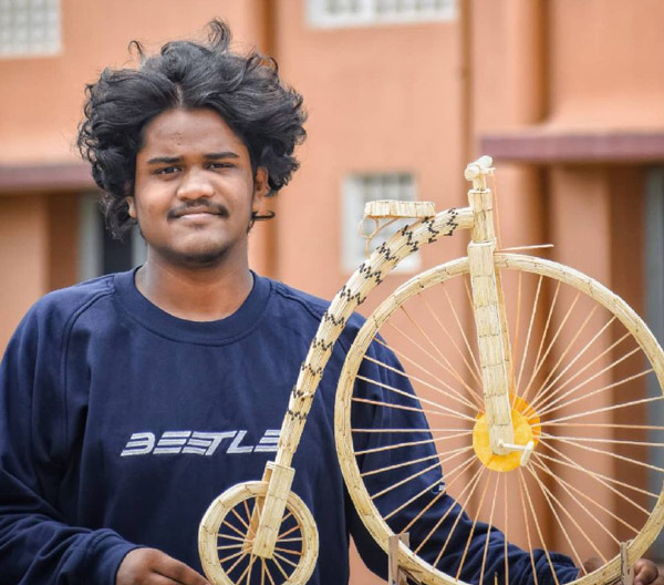 आर्टिस्ट ने माचिस की तिल्लियों से बना दी साइकिल, लोगों को दे रहे साइकिलिंग की प्रेरणा