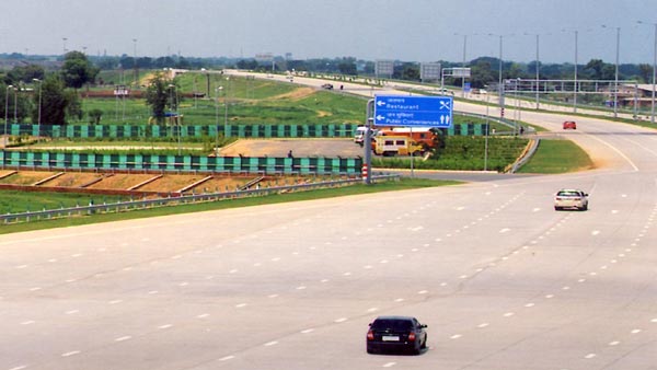 Yamuna Expressway पर सफर करने वालों के लिए खुशखबरी! आज से Fastag से करें टोल का भुगतान