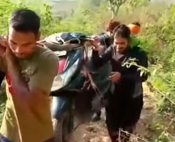 सड़क न बनने का युवाओं ने किया विरोध, स्कूटी को 8 किलोमीटर कंधे पर उठाकर पहुंचा दिया गांव सड़क न बनने का युवाओं ने किया विरोध, स्कूटी को 8 किलोमीटर कंधे पर उठाकर पहुंचा दिया गांव