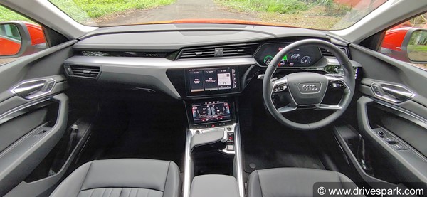 कार के केबिन से आ रही है दुर्गंध? इन तरीकों से केबिन की करें तरोताजा