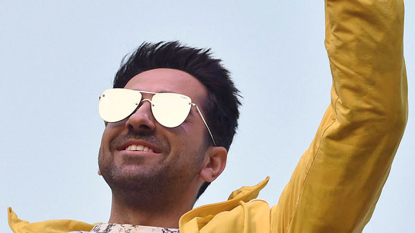 बॉलीवुड अभिनेता आयुष्मान खुराना ने खरीदी नई मर्सिडीज मेबैक जीएलएस600, देखें वीडियो बॉलीवुड अभिनेता आयुष्मान खुराना ने खरीदी नई मर्सिडीज मेबैक जीएलएस600, देखें वीडियो