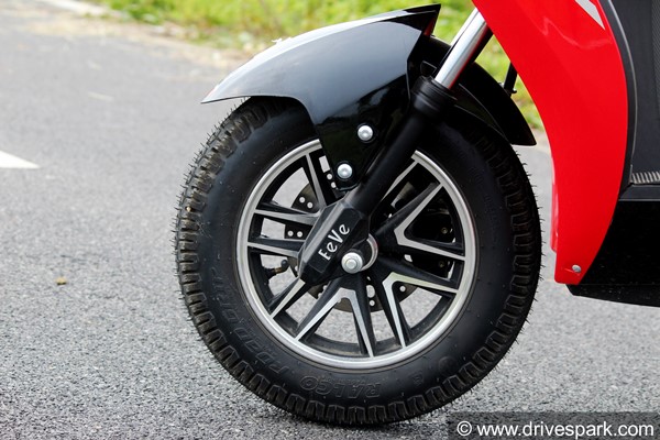 EeVe Atreo Electric Scooter Review: ईवी एट्रिओ इलेक्ट्रिक स्कूटर कैसी है चालने में, परफॉर्मेंस, रेंज, कीमत