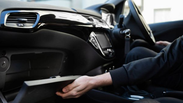 आखिर क्यों दिया जाता है कार में ग्लवबॉक्स? क्या आप जानते हैं इसका इतिहास? जानें यहां आखिर क्यों दिया जाता है कार में ग्लवबॉक्स? क्या आप जानते हैं इसका इतिहास? जानें यहां