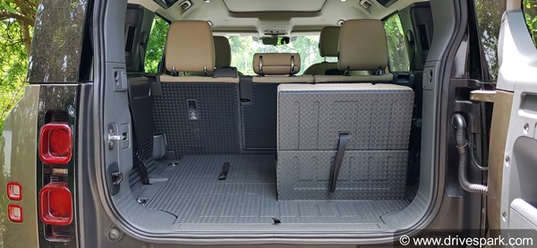 लैंड रोवर डिफेंडर 110 रिव्यू: शानदार ऑफ-रोडर एसयूवी चलाने में है कैसी? जानें