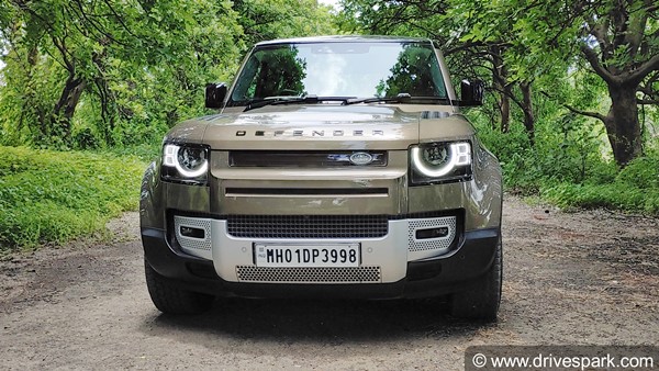 लैंड रोवर डिफेंडर 110 रिव्यू: शानदार ऑफ-रोडर एसयूवी चलाने में है कैसी? जानें