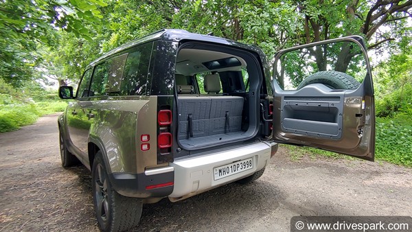 लैंड रोवर डिफेंडर 110 रिव्यू: शानदार ऑफ-रोडर एसयूवी चलाने में है कैसी? जानें