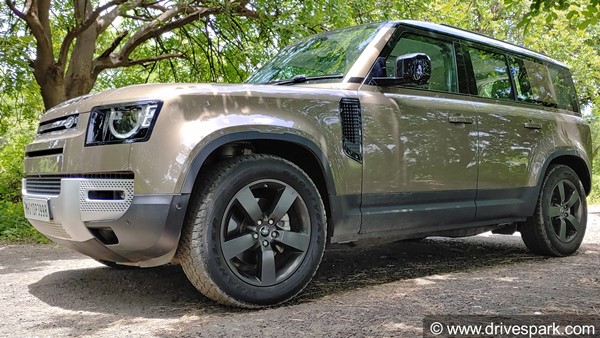 लैंड रोवर डिफेंडर 110 रिव्यू: शानदार ऑफ-रोडर एसयूवी चलाने में है कैसी? जानें
