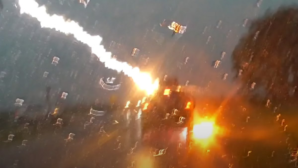 क्या हुआ जब एक कार पर गिरी आसमानी बिजली? घटना का वीडियो हो रहा वायरल क्या हुआ जब एक कार पर गिरी आसमानी बिजली? घटना का वीडियो हो रहा वायरल