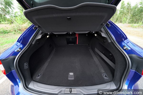 मासेराती लेवांटे 350 रिव्यू: स्पोर्टी अंदाज के साथ ये फुल साइज एसयूवी चलाने में है कैसी? जानें