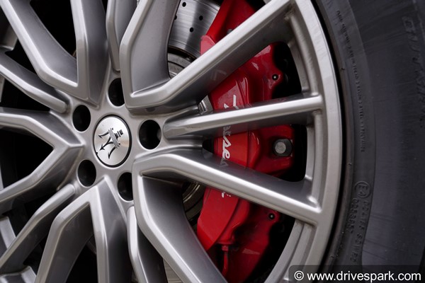 मासेराती लेवांटे 350 रिव्यू: स्पोर्टी अंदाज के साथ ये फुल साइज एसयूवी चलाने में है कैसी? जानें