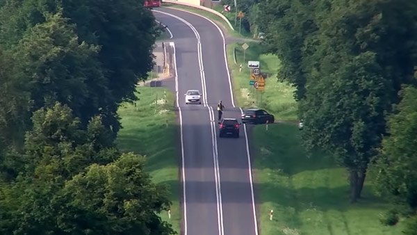 पोलैंड की पुलिस ड्रोन से करती है ट्रैफिक की निगरानी, चंद सेकंड्स में पकड़े जाते हैं नियम तोड़ने वाले पोलैंड की पुलिस ड्रोन से करती है ट्रैफिक की निगरानी, चंद सेकंड्स में पकड़े जाते हैं नियम तोड़ने वाले