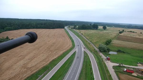 पोलैंड की पुलिस ड्रोन से करती है ट्रैफिक की निगरानी, चंद सेकंड्स में पकड़े जाते हैं नियम तोड़ने वाले पोलैंड की पुलिस ड्रोन से करती है ट्रैफिक की निगरानी, चंद सेकंड्स में पकड़े जाते हैं नियम तोड़ने वाले