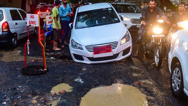 पेंशन के पैसों से भर रहे हैं सड़कों के गड्ढे, हैदराबाद के ‘पाॅटहोल डाॅक्टर’ बचा रहे हैं लोगों की जान