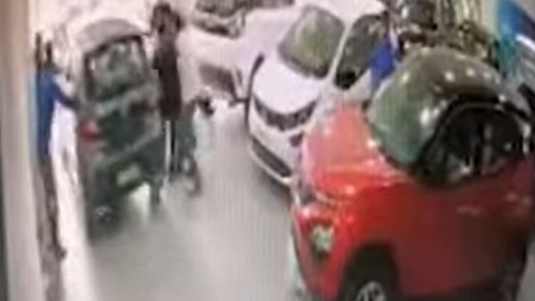 डीलरशिप पर डिलीवरी देते हुए पहली मंजिल से गिरी टाटा टियागो, वायरल वीडियो आया सामने डीलरशिप पर डिलीवरी देते हुए पहली मंजिल से गिरी टाटा टियागो, वायरल वीडियो आया सामने